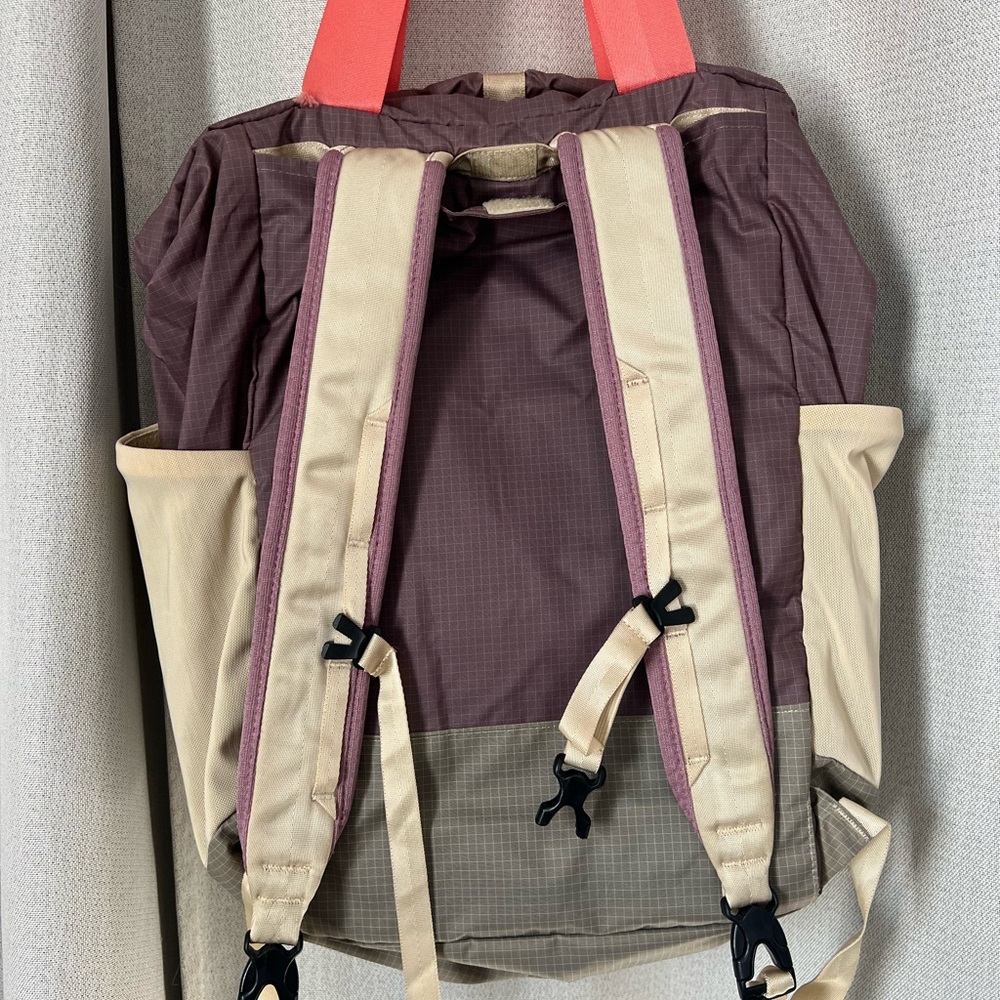 Patagonia like new ultra light weight backpack/tote - Picture 3 of 6